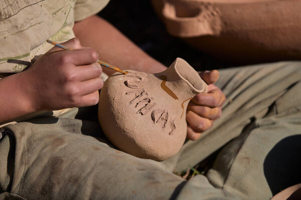 skillful hands bring life to the clay, tracing simple yet symbolic patterns onto the ollas de barro of Huancas. Each mark is a gesture of heritage, preserving centuries of artistry before the fire seals their timeless beauty.