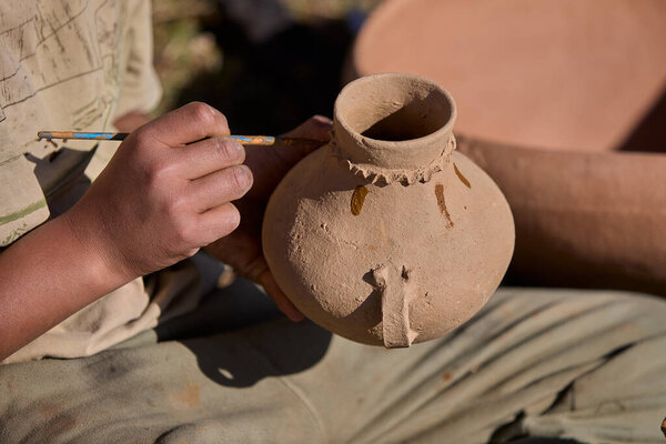 skillful hands bring life to the clay, tracing simple yet symbolic patterns onto the ollas de barro of Huancas. Each mark is a gesture of heritage, preserving centuries of artistry before the fire seals their timeless beauty.