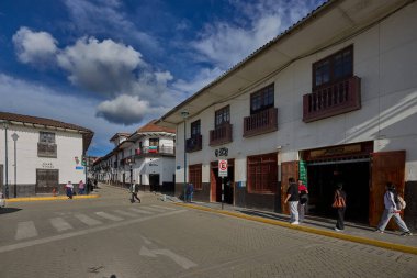 Tarihsel, enerjik ve cazibeli. Chachapoyas 'ın ana meydanı bu And şehrinin kalbi olarak duruyor. Sömürgeci beyaz perdeler, ahşap balkonlar ve canlı bahçelerle çevrili..