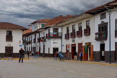 Tarihsel, enerjik ve cazibeli. Chachapoyas 'ın ana meydanı bu And şehrinin kalbi olarak duruyor. Sömürgeci beyaz perdeler, ahşap balkonlar ve canlı bahçelerle çevrili..