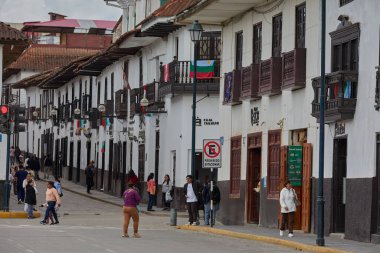 Tarihsel, enerjik ve cazibeli. Chachapoyas 'ın ana meydanı bu And şehrinin kalbi olarak duruyor. Sömürgeci beyaz perdeler, ahşap balkonlar ve canlı bahçelerle çevrili..