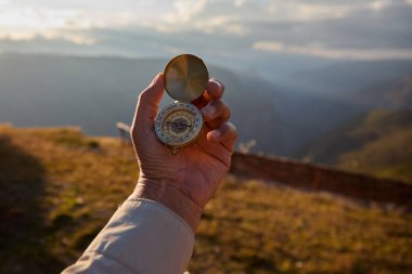 Gelenek ve doğa rehberliğinde bir yürüyüşçü, And Dağları 'nın engin manzarasına karşı klasik bir pusula tutar ve bize gerçek maceranın, izlerin ötesinde bir yön bulmak olduğunu hatırlatır..