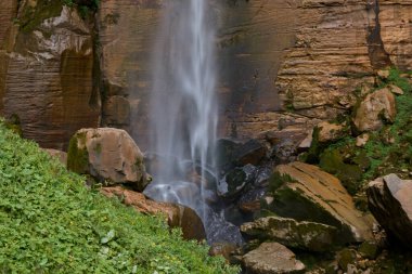 Yumbilla Şelalesi, Amazon 'un yüksek bulut ormanlarından aşağı vadiye doğru iniyor. Dünyanın en uzun şelalelerinden biri, Perus manzaralarının saf güzelliğini ve saklı harikalarını somutlaştırır..