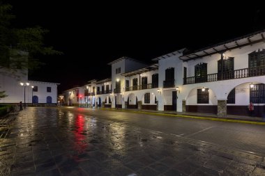 Geceleri Chachapoyas sokakları fenerlerin yumuşak ışığı altında parıldıyor, onların sömürgeci gölgeleri ve kaldırım taşı yolları And Dağlarının kalbinde tarih, gelenek ve cazibe hikayeleri fısıldıyor..