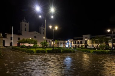 Geceleri Chachapoyas sokakları fenerlerin yumuşak ışığı altında parıldıyor, onların sömürgeci gölgeleri ve kaldırım taşı yolları And Dağlarının kalbinde tarih, gelenek ve cazibe hikayeleri fısıldıyor..
