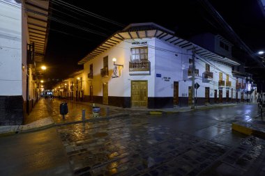 Geceleri Chachapoyas sokakları fenerlerin yumuşak ışığı altında parıldıyor, onların sömürgeci gölgeleri ve kaldırım taşı yolları And Dağlarının kalbinde tarih, gelenek ve cazibe hikayeleri fısıldıyor..