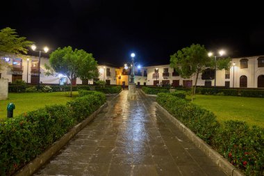 Geceleri Chachapoyas sokakları fenerlerin yumuşak ışığı altında parıldıyor, onların sömürgeci gölgeleri ve kaldırım taşı yolları And Dağlarının kalbinde tarih, gelenek ve cazibe hikayeleri fısıldıyor..