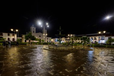 Geceleri Chachapoyas sokakları fenerlerin yumuşak ışığı altında parıldıyor, onların sömürgeci gölgeleri ve kaldırım taşı yolları And Dağlarının kalbinde tarih, gelenek ve cazibe hikayeleri fısıldıyor..