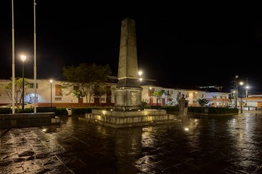 Geceleri Chachapoyas sokakları fenerlerin yumuşak ışığı altında parıldıyor, onların sömürgeci gölgeleri ve kaldırım taşı yolları And Dağlarının kalbinde tarih, gelenek ve cazibe hikayeleri fısıldıyor..