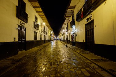 Geceleri Chachapoyas sokakları fenerlerin yumuşak ışığı altında parıldıyor, onların sömürgeci gölgeleri ve kaldırım taşı yolları And Dağlarının kalbinde tarih, gelenek ve cazibe hikayeleri fısıldıyor..