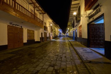 Geceleri Chachapoyas sokakları fenerlerin yumuşak ışığı altında parıldıyor, onların sömürgeci gölgeleri ve kaldırım taşı yolları And Dağlarının kalbinde tarih, gelenek ve cazibe hikayeleri fısıldıyor..