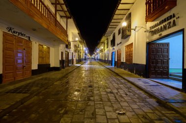 Geceleri Chachapoyas sokakları fenerlerin yumuşak ışığı altında parıldıyor, onların sömürgeci gölgeleri ve kaldırım taşı yolları And Dağlarının kalbinde tarih, gelenek ve cazibe hikayeleri fısıldıyor..