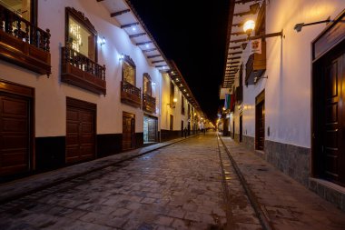 Geceleri Chachapoyas sokakları fenerlerin yumuşak ışığı altında parıldıyor, onların sömürgeci gölgeleri ve kaldırım taşı yolları And Dağlarının kalbinde tarih, gelenek ve cazibe hikayeleri fısıldıyor..