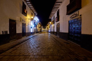 Geceleri Chachapoyas sokakları fenerlerin yumuşak ışığı altında parıldıyor, onların sömürgeci gölgeleri ve kaldırım taşı yolları And Dağlarının kalbinde tarih, gelenek ve cazibe hikayeleri fısıldıyor..