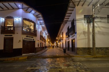 Geceleri Chachapoyas sokakları fenerlerin yumuşak ışığı altında parıldıyor, onların sömürgeci gölgeleri ve kaldırım taşı yolları And Dağlarının kalbinde tarih, gelenek ve cazibe hikayeleri fısıldıyor..
