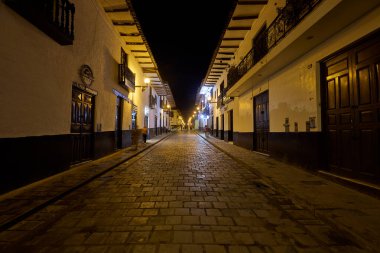 Geceleri Chachapoyas sokakları fenerlerin yumuşak ışığı altında parıldıyor, onların sömürgeci gölgeleri ve kaldırım taşı yolları And Dağlarının kalbinde tarih, gelenek ve cazibe hikayeleri fısıldıyor..