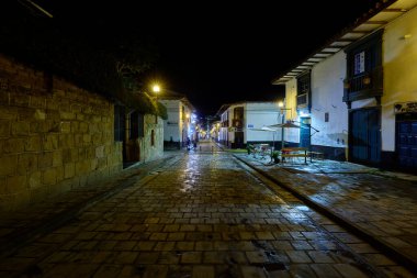 Geceleri Chachapoyas sokakları fenerlerin yumuşak ışığı altında parıldıyor, onların sömürgeci gölgeleri ve kaldırım taşı yolları And Dağlarının kalbinde tarih, gelenek ve cazibe hikayeleri fısıldıyor..