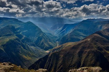 Chachapoyas yakınlarındaki Huanca Urco 'nun Mirador' u, manzara dramatik kanyonlar ve geniş bir And manzarası boyunca uzanıyor. Derinlik, sessizlik ve ihtişamın birleştiği geniş bir manzara. Kuzey Peru 'nun evcilleştirilmemiş güzelliğine bir bakış sunuyor..