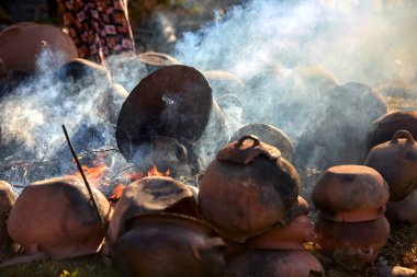 Huancas 'taki kil çömlekçiliğin ateşleme süreci dünyayı hayata geçiriyor. Atalarımızın elleriyle şekillenen her beden sıcakta sertleşerek Chachapoyas 'ta zamansız bir gelenek, esneklik ve kültür mirası sembolüne dönüşüyor..
