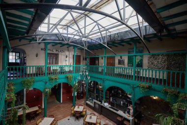 Tarihsel, enerjik ve cazibeli. Chachapoyas 'ın ana meydanı bu And şehrinin kalbi olarak duruyor. Sömürgeci beyaz perdeler, ahşap balkonlar ve canlı bahçelerle çevrili..