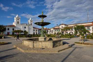 Tarihsel, enerjik ve cazibeli. Chachapoyas 'ın ana meydanı bu And şehrinin kalbi olarak duruyor. Sömürgeci beyaz perdeler, ahşap balkonlar ve canlı bahçelerle çevrili..