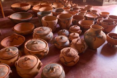 Ateşten hala sıcak olan Huancas 'ın yeni pişirilmiş çömlekleri fırından yeryüzü tonları, güç ve atalarımızın geleneğinin işareti ile parlayarak çıkar.