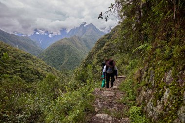 Yerel maceraperest bir kadın efsanevi İnka Patikası boyunca yürür. Bir zamanlar İnkalar 'ın yürüdüğü aynı antik yolda yürüyen cesaret ve güzelliğin vücut bulmuş halidir..