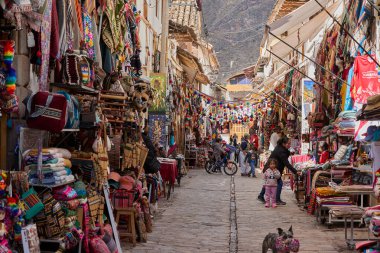 Pisac Market, Peru 'nun Kutsal Vadisi' ndeki en canlı ve ünlü pazarlarından biridir ve dünyanın dört bir yanından ziyaretçiler çeker. Geleneksel And kültürünün renkli bir merkezidir, çok çeşitli yerel ürünler, el sanatları ve yiyecekler sunar.