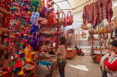 Pisac Market, Peru 'nun Kutsal Vadisi' ndeki en canlı ve ünlü pazarlarından biridir ve dünyanın dört bir yanından ziyaretçiler çeker. Geleneksel And kültürünün renkli bir merkezidir, çok çeşitli yerel ürünler, el sanatları ve yiyecekler sunar.
