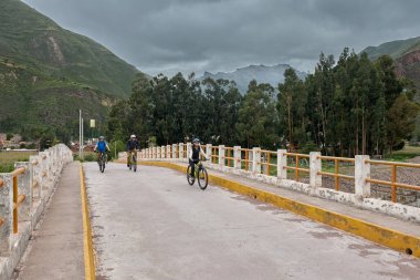 Genç maceracılar dağ bisikletleriyle kayan tepeler, temiz hava ve canlı manzaralarla çevrili muhteşem yeşil bir vadiden geçiyorlar. Enerjileri ve neşeleri özgürlük ve doğanın ruhunu yansıtıyor..