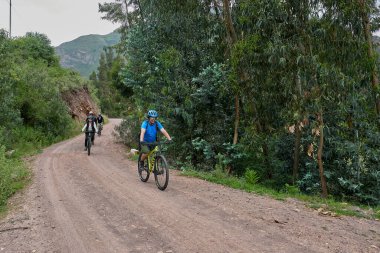 Genç maceracılar dağ bisikletleriyle kayan tepeler, temiz hava ve canlı manzaralarla çevrili muhteşem yeşil bir vadiden geçiyorlar. Enerjileri ve neşeleri özgürlük ve doğanın ruhunu yansıtıyor..