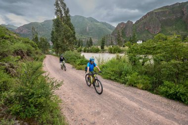 Genç maceracılar dağ bisikletleriyle kayan tepeler, temiz hava ve canlı manzaralarla çevrili muhteşem yeşil bir vadiden geçiyorlar. Enerjileri ve neşeleri özgürlük ve doğanın ruhunu yansıtıyor..