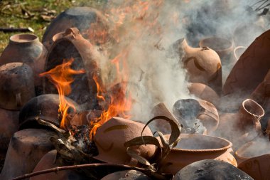 Huancas 'taki kil çömlekçiliğin ateşleme süreci dünyayı hayata geçiriyor. Atalarımızın elleriyle şekillenen her beden sıcakta sertleşerek Chachapoyas 'ta zamansız bir gelenek, esneklik ve kültür mirası sembolüne dönüşüyor..