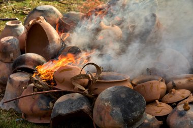 Huancas 'taki kil çömlekçiliğin ateşleme süreci dünyayı hayata geçiriyor. Atalarımızın elleriyle şekillenen her beden sıcakta sertleşerek Chachapoyas 'ta zamansız bir gelenek, esneklik ve kültür mirası sembolüne dönüşüyor..