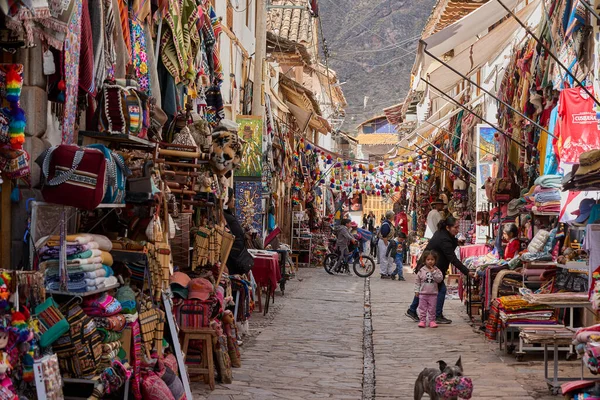 Pisac Market, Peru 'nun Kutsal Vadisi' ndeki en canlı ve ünlü pazarlarından biridir ve dünyanın dört bir yanından ziyaretçiler çeker. Geleneksel And kültürünün renkli bir merkezidir, çok çeşitli yerel ürünler, el sanatları ve yiyecekler sunar.