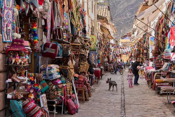 Pisac Market, Peru 'nun Kutsal Vadisi' ndeki en canlı ve ünlü pazarlarından biridir ve dünyanın dört bir yanından ziyaretçiler çeker. Geleneksel And kültürünün renkli bir merkezidir, çok çeşitli yerel ürünler, el sanatları ve yiyecekler sunar.