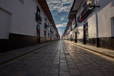 Chachapoyas 'ın büyüleyici sokakları sizi onların sömürge cephesinde dolaşmaya davet ediyor, ahşap balkonlarda, ve kaldırımlı yollarda, tarih ve gelenek yerli hayatın sıcaklığıyla kusursuz bir şekilde harmanlanıyor.
