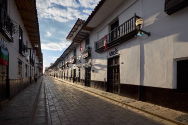 Chachapoyas 'ın büyüleyici sokakları sizi onların sömürge cephesinde dolaşmaya davet ediyor, ahşap balkonlarda, ve kaldırımlı yollarda, tarih ve gelenek yerli hayatın sıcaklığıyla kusursuz bir şekilde harmanlanıyor.
