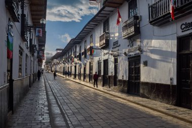 Chachapoyas 'ın büyüleyici sokakları sizi onların sömürge cephesinde dolaşmaya davet ediyor, ahşap balkonlarda, ve kaldırımlı yollarda, tarih ve gelenek yerli hayatın sıcaklığıyla kusursuz bir şekilde harmanlanıyor.
