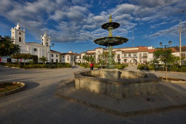 Chachapoyas 'ın büyüleyici sokakları sizi onların sömürge cephesinde dolaşmaya davet ediyor, ahşap balkonlarda, ve kaldırımlı yollarda, tarih ve gelenek yerli hayatın sıcaklığıyla kusursuz bir şekilde harmanlanıyor.