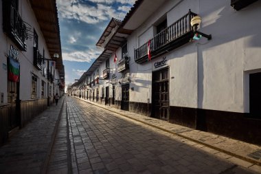 Chachapoyas 'ın büyüleyici sokakları sizi onların sömürge cephesinde dolaşmaya davet ediyor, ahşap balkonlarda, ve kaldırımlı yollarda, tarih ve gelenek yerli hayatın sıcaklığıyla kusursuz bir şekilde harmanlanıyor.