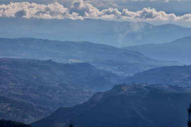 From the Mirador de Huancas, the Utcubamba and Sonche Canyons reveals its breathtaking depth and immensity. Sheer cliffs plunge into the valley below, while the vast Andean landscape stretches beyond