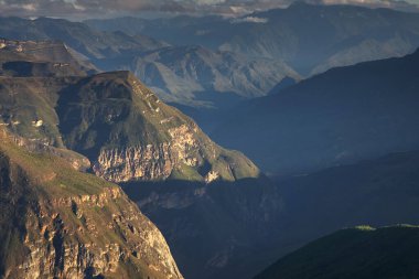 From the Mirador de Huancas, the Utcubamba and Sonche Canyons reveals its breathtaking depth and immensity. Sheer cliffs plunge into the valley below, while the vast Andean landscape stretches beyond