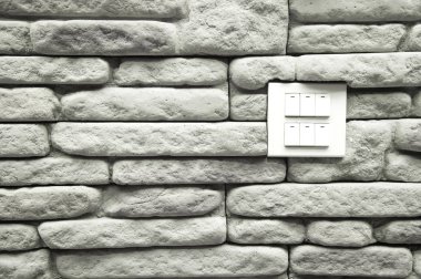 altı beyaz elektrik lambası geçiş turn'de gri taş tuğla duvar mimari arka plan ile için