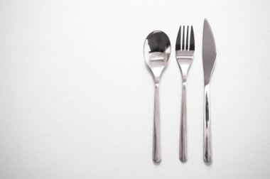 parlak metal Gümüş çatal bıçak kaşık restoran gri arka planda yemek yemek için