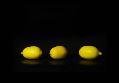 Üç olgun sarı limon meyve yemek siyah arka plan üzerinde gradyan