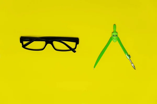 Kacamata Hitam Dan Berwarna Hijau Compasess Untuk Lingkaran Menggambar Sekolah — Stok Foto