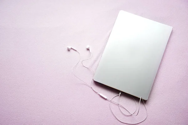 Срібний Ноутбук Або Ноутбук Навушниками Фоні Текстури Рожевої Тканини — стокове фото