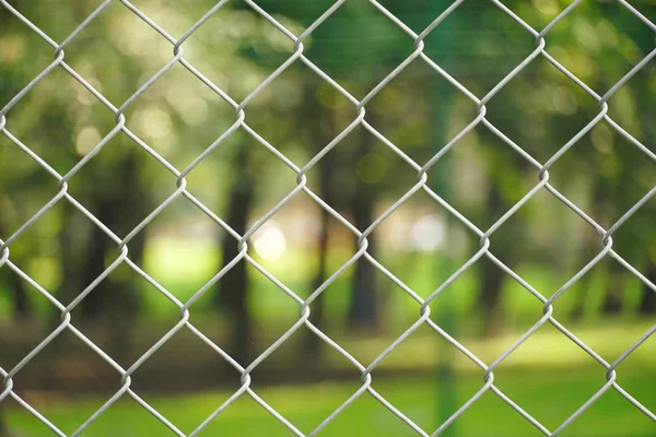 metal spor önünde net bokeh hafif yaz yeşil ağaç bahçe sabah hafif doğal arka plan bulanıklık