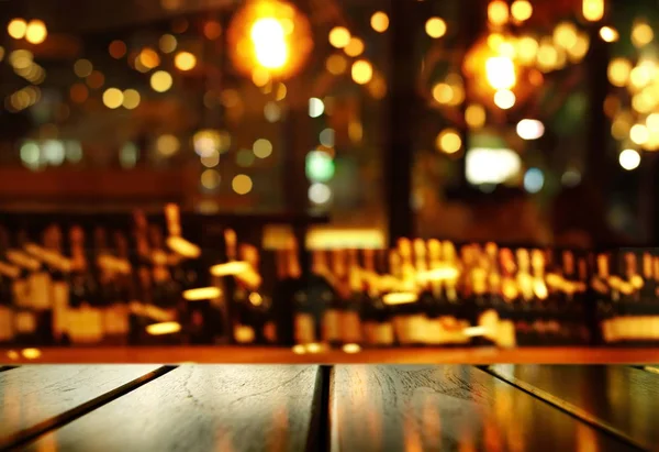 ile ahşap tablosunun üst kısmındaki görüntü karanlık gece parti ve renkli ışık bar ve pub arka plan için içme alkol